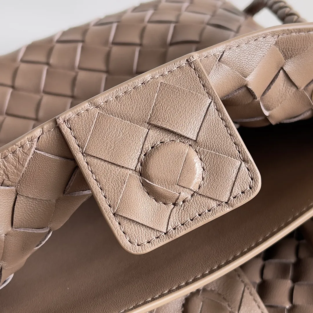 The 2023 new Andiamo batch of 1860 BV has been shipped‼ ️Really popular🔥The new Andiamo woven handbag launched by Bottega Veneta this season is really popular all over the world! ! Celebrities at home and abroad have worn it, and Oscar-winning actress Michelle Yeoh has taken it out on the street. Song Jia, Trai Yara, Yu Feihong, Sanji Ayaka, Rosie Hunting-Whiteley, Yoshioka Riho, etc. have all picked up this bag. It is classic and versatile, showing off its temperament, and the bag capacity is also large, which is very convenient for daily commuting! ! A variety of carrying methods, the shoulder straps can be adjusted by yourself, the original lambskin feels soft and delicate, and the neutral style is made to break gender boundaries and bring a more practical and longer-lasting use experience. Andiamo, which has both elegant and casual styles, perfectly interprets the true appearance of "fashionable old money style". Style number: 743568 Size: 25*22*10.5cm